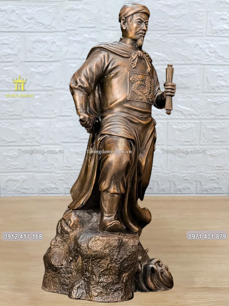 Ngài được đúc theo dáng đứng bệ đá vô cùng uy nghiêm